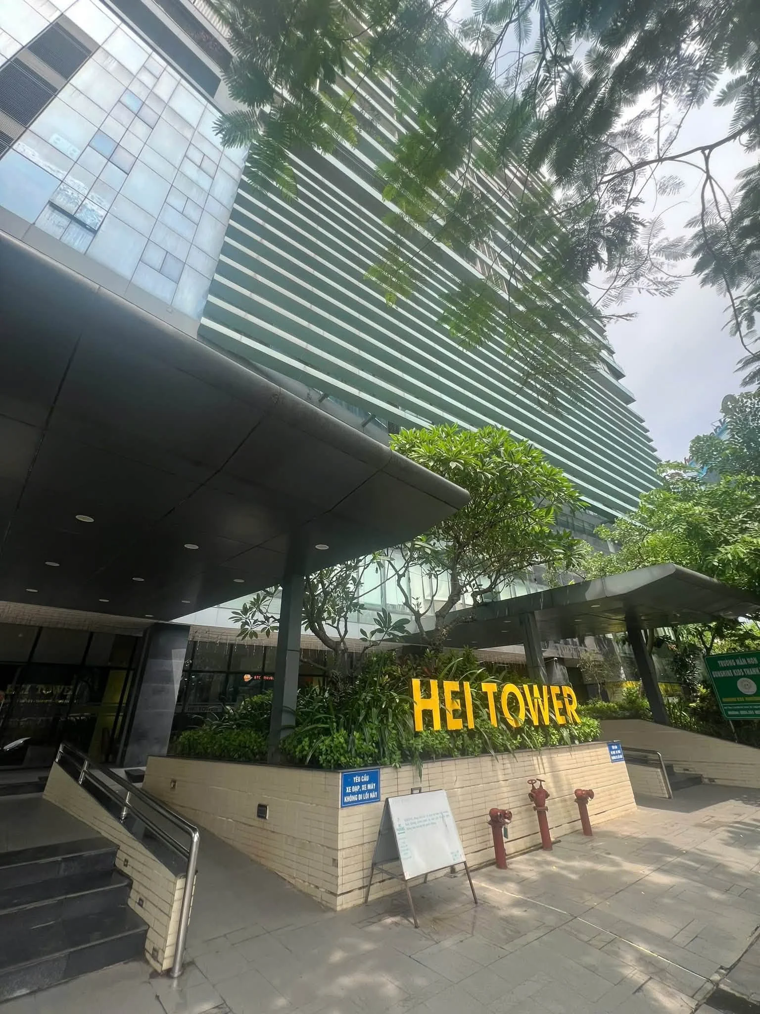 Mặt ngoài tòa nhà HEI Tower